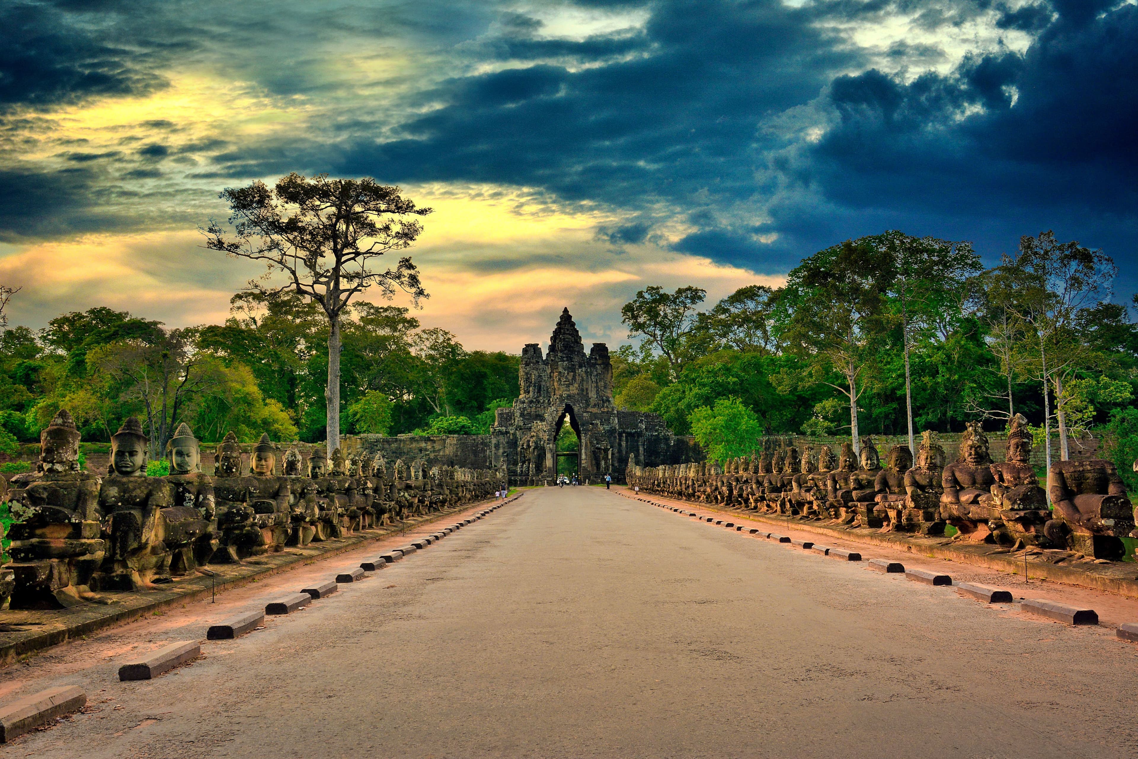 Steindamm mit Wächterstatuen, der zum Südtor von Angkor Thom in Kambodscha führt